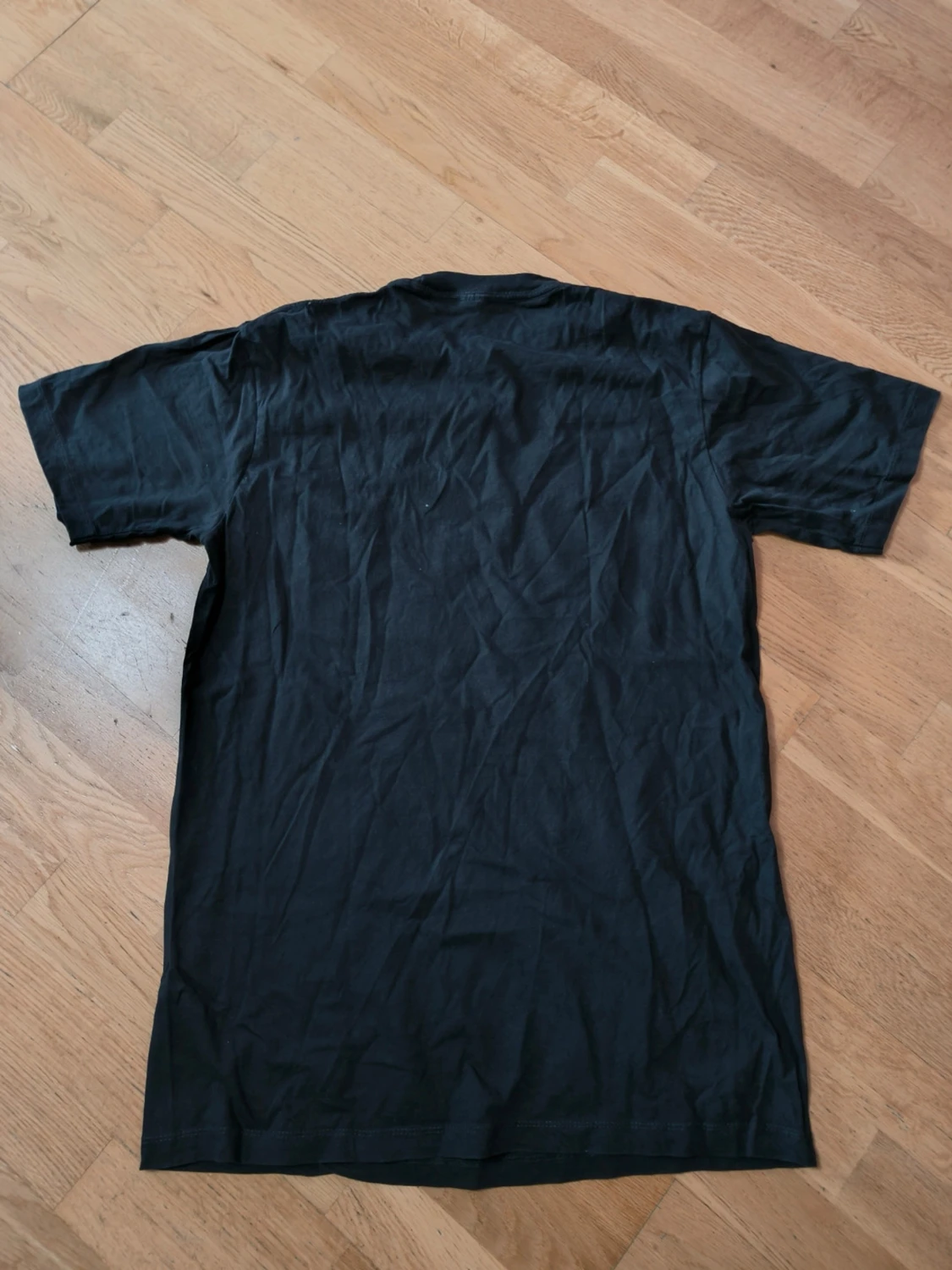 Svart t-shirt med färgglatt streetmotiv - 2