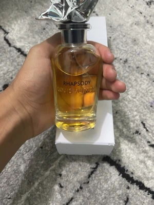 Louis Vuitton Rhapsody Extrait 100ml - Lyxig Extrait de Parfum från Louis Vuitton, Rhapsody. Flaskan rymmer 100 ml och parfymen är tillverkad i Frankrike. Ingredienser inkluderar alkohol, parfym, vatten, linalool, limonene, citronellol, coumarin, och fler. Perfekt för dig som vill sticka ut med stil.