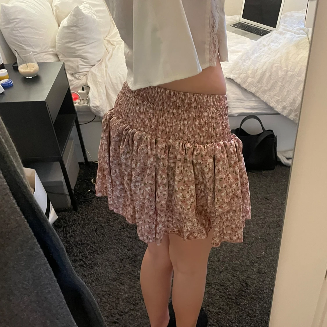 Blommig kortkjol med volang - 1