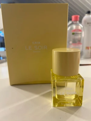 CAIA Le Soir Lumière parfym - Säljer min helt nya CAIA perfym i doften Le Soir Lumière, säljer då jag fick fel doft i julklapp. Pris kan diskuteras vid snabb affär.