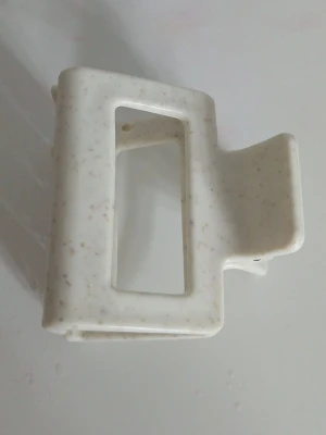 Vit gullig hårklämma - Säljer en gullig vit hårklämma från The body shop som är cirka 5 cm lång. Pris kan diskuteras🩷