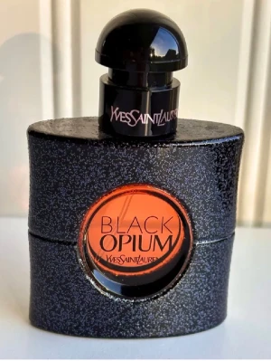 YSL Black Opium damparfym - Helt ny oanvänd 30ml original pris 660kr på Lyko  jag säljer för 500kr!! på sephora kostar det 769kr!! 