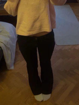Svarta lågmidjade bootcut jeans - Svarta jeans med bootcut och låg midja. Byxorna har en skön passform och sitter inte för tight i midjan💕
