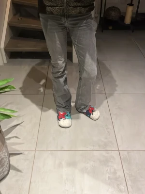 Grå flared jeans  - Snygga grå jeans från Levi's med klassisk femficksdesign och bootcut-snitt. Jeansen har en högre midja och är tillverkade i slitstarkt denim-material. Perfekt för dig som gillar en retro vibe och vill ha ett par jeans som sticker ut.