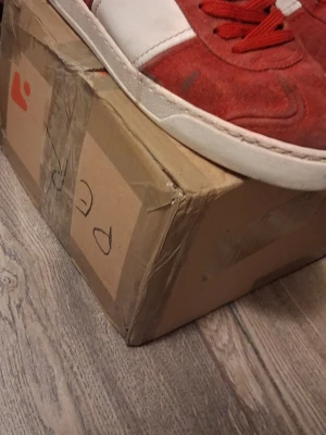 Valentino flycrew  - Säljer ett par feta flycrews har några defekter titta bild 1.