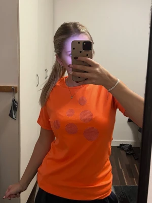 Tränings t-shirt  - Snygg orange tränings t-shirt ifrån Craft, står ingen storlek men skulle säga ring 38/medium. Knappt använd 