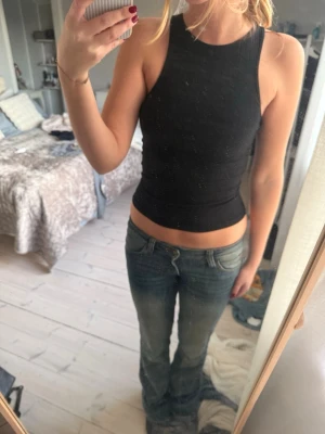 Svart ribbad linnetopp från 157 - Säljer en svart ribbad linnetopp från 157 i storlek XS. 