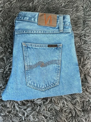 Nudie jeans  - Säljer nu ett par riktigt snygga nudie jeans i modellen grittty Jackson, de är i väldigt bra skick. Har du mer frågor är det bara att höra av dig.