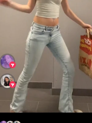 Ljusblå lowwaist bootcut jeans - Stolek 36 och för korta för mig som e 167 så om du e lite kortare sitter dom perfekt annars gör de inget 