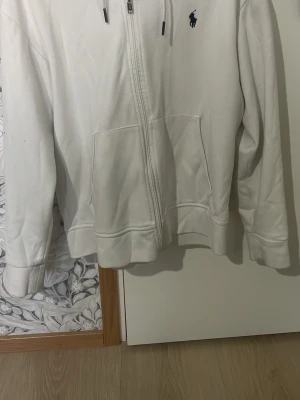 Vit raplh lauren zip - Säljer denna feta raplh lauren zip hoodien då den inte passar mig längre. Kom dm vid frågor