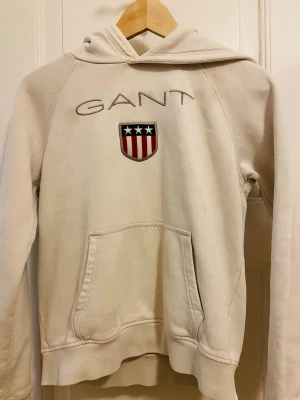 Ganthoodie - En stilren och trendig hoodie av märket gant. Har haft den ett fåtal gånger så efter en tvätt så är den skinande nyskick