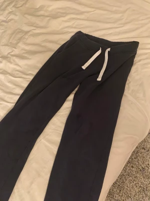 Russemerch byxor - Svarta mjukisbyxor från Russemerch i storlek S. De har vit snörning i midjan och är gjorda i mjukt bomullsmaterial. Klassisk design med fickor på sidorna. De är använda men i bra skick😊