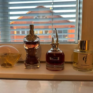 Olika parfymer - Alla är öppnade men mkt sparsamt använda. Flera år gamla.  La Perla in Rosa EDT Jean Paul Gaultier La Belle Le Parfum EDP Jean Paul Gaultier Scandal EDP LCC Löwengrip Blonde Bouquet EDP  100 kr styck. Alla fyra för 350 kr.