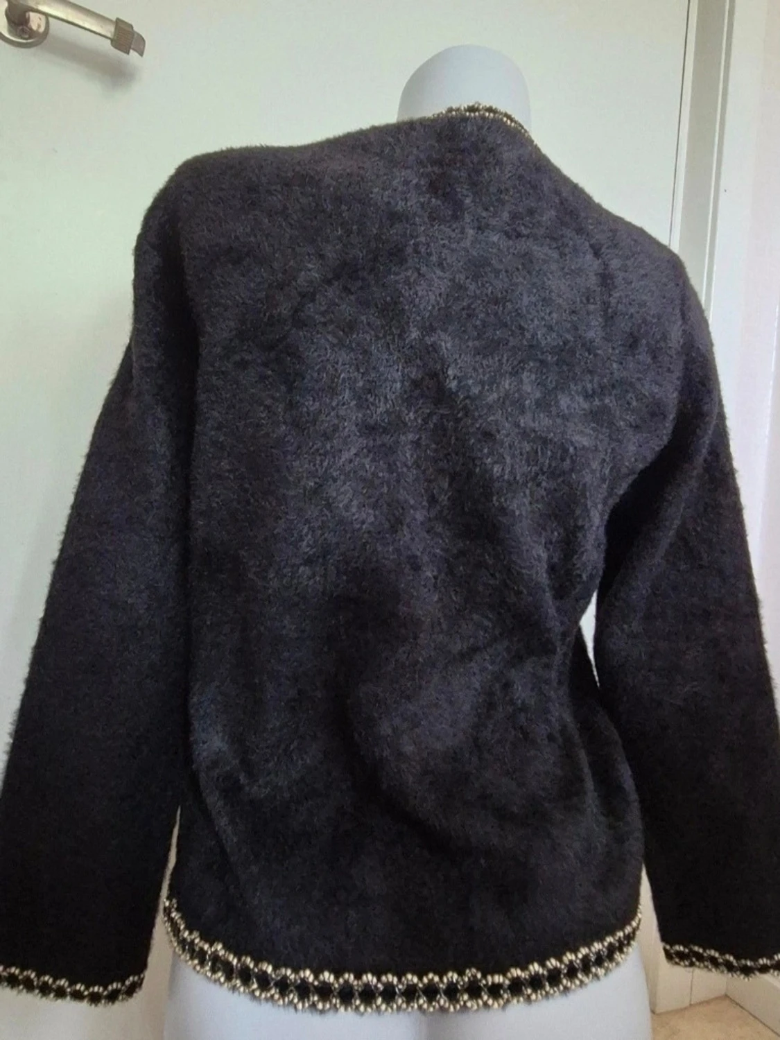 Mycket elegant svart kofta med pärlknappar - 1