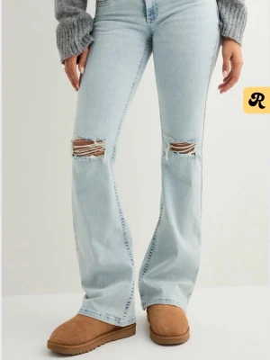 Ljusblå bootcut jeans från Nelly - Snygga blåa jeans från Nelly, knappast använda men tyvärr blivit för små