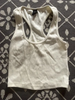 Ljusgult linne - Säljer en ljusgult linne från SOC eftersom den inte kommer till användning. Knappt använd. Storlek XS🥰 Skriv gärna om ni har frågor🥰