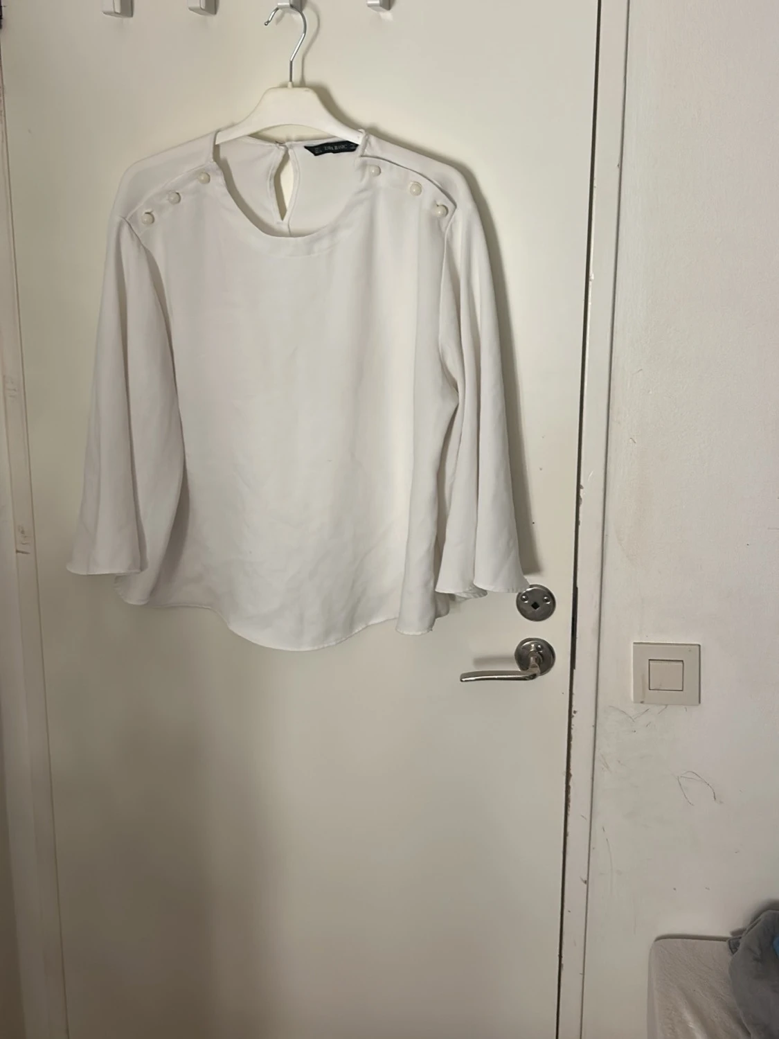 Vit långärmad blus med detalj 