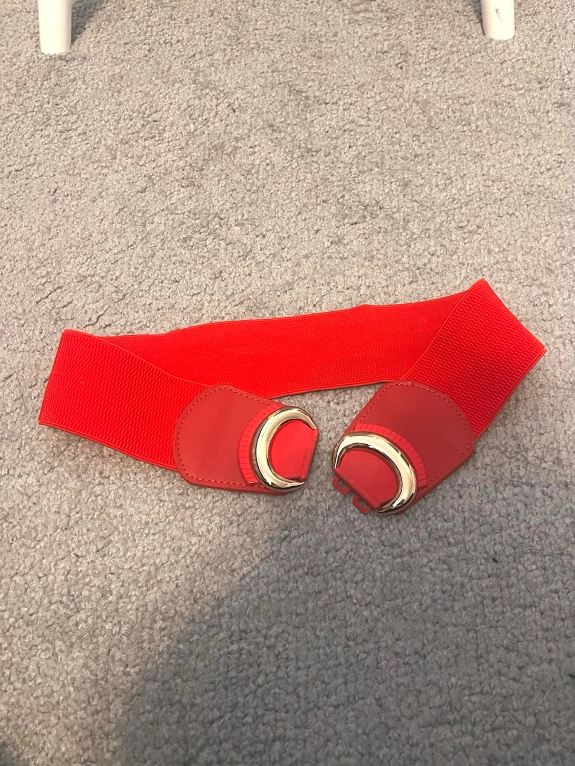 Rött brett bälte med gulddetaljer - 1