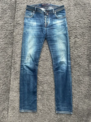 Jacob Cohën J622 (Nick) - Jacob Cohën J622 med ljusa partier och kontrastsömmar. Diskret logotyp på bak- och framficka.   📏 Mått: Innerben 79 cm, midja 40 cm, ytterben 106 cm  📐 Passform: Slim fit, men ändå lite avslappnade. Storleken är 31, passar 32, 33 oxå ✅ Skick: 8,2/10  🎅 Modell: 187 cm. Sitter tight på hnm i midjan, men längden ok. Kolla måtten ovan!! 🧵 Modell: J622 (Nick) 🧩 Material: Premium denim fr Japan🇯🇵 💰 Nypris: Drygt 5000 kr  ✨ Otroligt sköna & unik modell  ‼️Skickas samma dag/dagen efter‼️