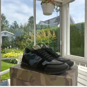 Valentino Rockrunners  - Snygga Valentino Rockrunner sneakers med svart och blått kamouflagemönster. Perfekta inför kommande höst!🍂 Riktigt stilrena skor, passar till nästan allt! Detta tillkommer, 2 st Dustbags och även extra snören, kvitto! Om du har några funderingar, tveka då inte på att höra av dig!😊 Mvh Victor 