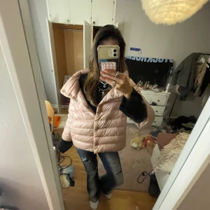 Ljusrosa trekvarts ärmad jacka  från Herno - Supersnygg ljusrosa trekvarts ärmad jacka från Herno. Den e super snygg nu till hösten då den inte blir så himla varm eller för kall. Super fin till en stickad tröja o ett par jeans under. Pris kan diskuteras då färgen e lite svår att hitta.