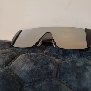 Ett par solglasögon  - Solglasögon, jag fick dom i en misteribox har inte använt dom. 