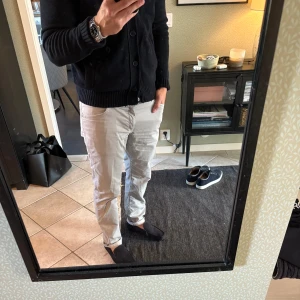 Gråa byxor från Hansen & Jacob - Tja! Säljer dessa stilrena och tidlösa byxor från Hansen & Jacob som inte kommer till användning! Byxorna är sparsamt använda och har inga defekter överhuvudtaget. Nypris ligger på 2099 kr. Tveka inte på att höra av dig angående frågor eller liknande.