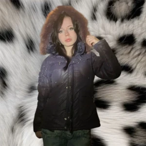 Snygg lila vinterjacka💜 - Super fin vinterjacka med fluff på luvan ifrån märket hikis💜