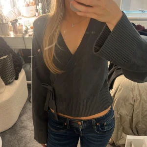 Mörkgrön  omlott kofta med knyt - Snygg mörkgrön omlott kofta från Gina i storlek 158/164🥰perfekt till hösten 