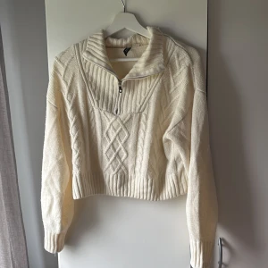 Vit stickad tröja - Supermysig vit stickad tröja från H&M Divided med half zip och bred krage. Snyggt kabelstickat mönster framtill och ribbade muddar🙌🏻🤍