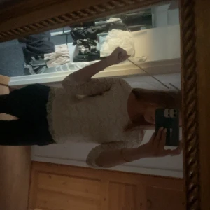 Kräm vit/beige spetsblus från Lindex - Säljer en söt kräm vit/beige blus från Lindex i storlek S. Blusen har trekvartsärm och är helt täckt av spets med fina vågiga detaljer. Den har rund halsringning, perfekt för dig som gillar romantisk stil.