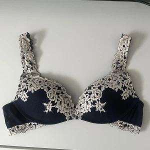 Mörkblå spets-bh från intimissimi  - Mörkblå spets-bh från intimissimi, med lite push. Använd ett par fåtal gånger💕
