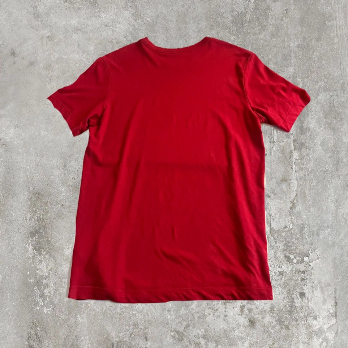 Röd Jordan t-shirt med svart logga - 1