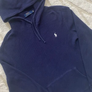 Stickad hoodie Polo Ralph Lauren - En tvär fet stickad hoodie från Polo Ralph Lauren! | Passar perfekt nu till hösten!🍂| Hör av er vid fler frågor!