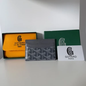 G yard grå korthållare i skinn - Snygg och stilren korthållare från G yard i grått skinn med klassiskt mönster. Perfekt för dig som vill ha en exklusiv accessoar med plats för flera kort. Kommer med originalask och dustbag.