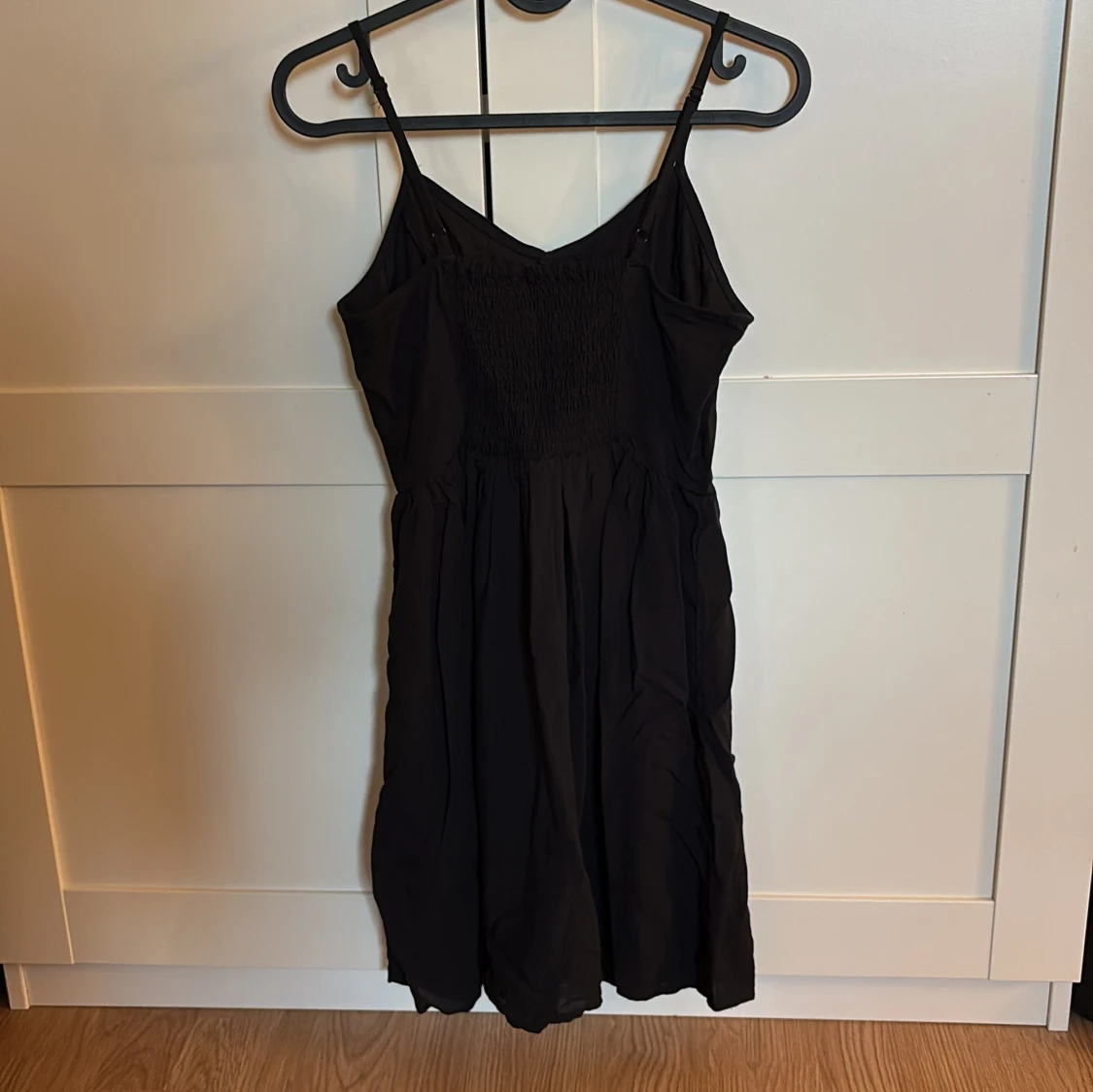 Svart ärmlös kortklänning - 1