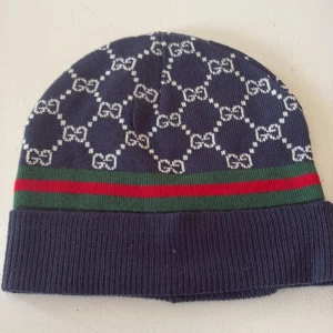 Mörkblå mössa med detaljer - Hej säljer min mössa i färgen mörkblå. Riktigt snygg och stilig mössa passar perfekt nu inför vintern. Kom privat för frågor och pris kan diskuteras 