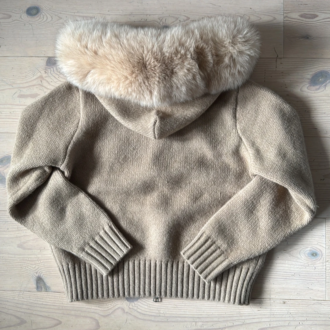Beige stickad hoodie med päls från Alessa NY - 1