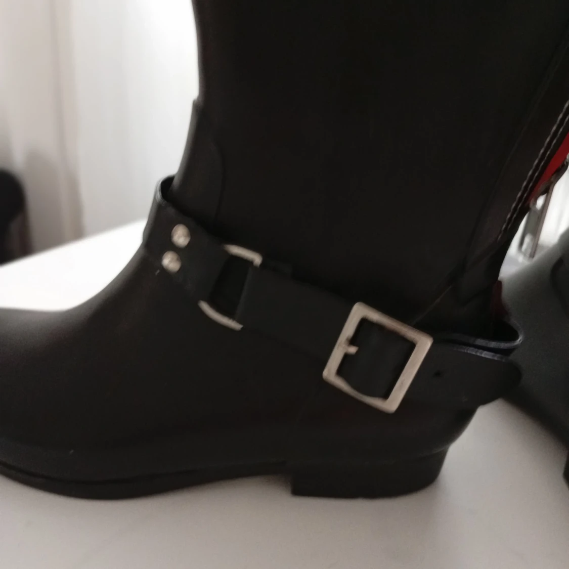 Svarta stövlar med röd dragkedja - 3