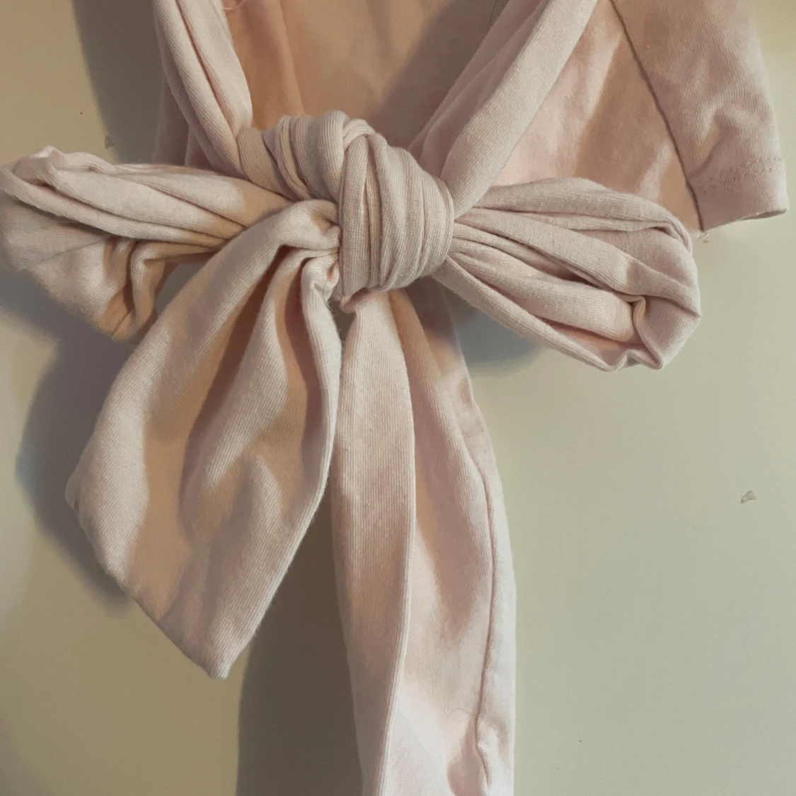 Ljusrosa croppad topp med knyt - 2