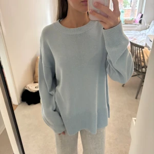 Zara tröja  - Superfin ljusblå stickad tröja! Blir inte nopprig och inga defekter 