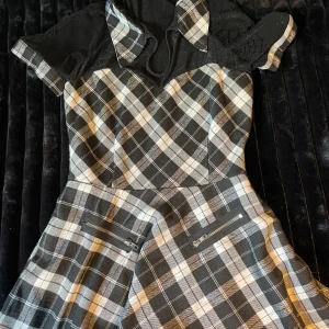 Svart och vit rutig klänning Banned - Klänning från Banned alternativ med mesh i en spindelvävs design upptill :). Rutig och i bra skick. Fickorna är tyvärr falska dock. Pris kan diskuteras. 