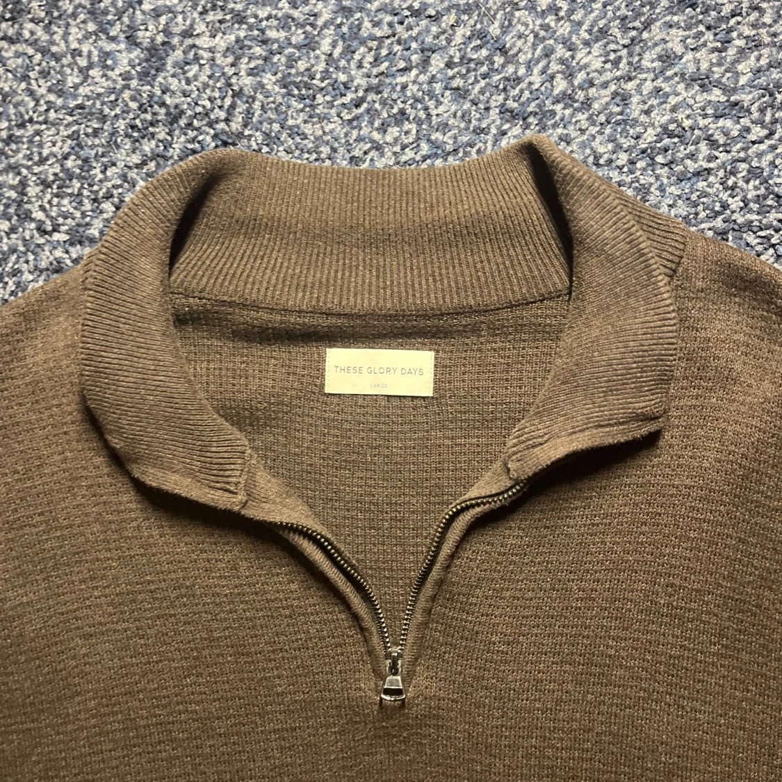 Brun stickad half zip från These Glory Days - 2