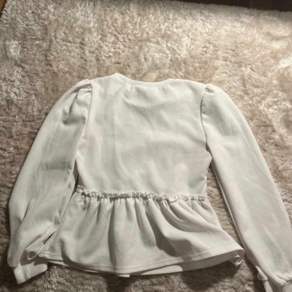 Vit blus med puffärm och volang - 2