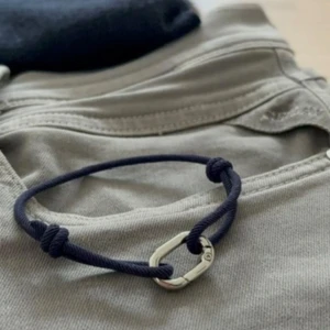 Armband navy - Marininspirerat armband – Stil & Kvalitet från Armory  Upptäck det perfekta komplementet till din stil! Detta marinblå armband med en detalj kombinerar en elegant design med en avslappnad, nautisk känsla. Ett utmärkt val för dig som vill ha en diskret men stilfull accessoar eller en uppskattad present till någon speciell.  Hör av dig vid frågor/ armory