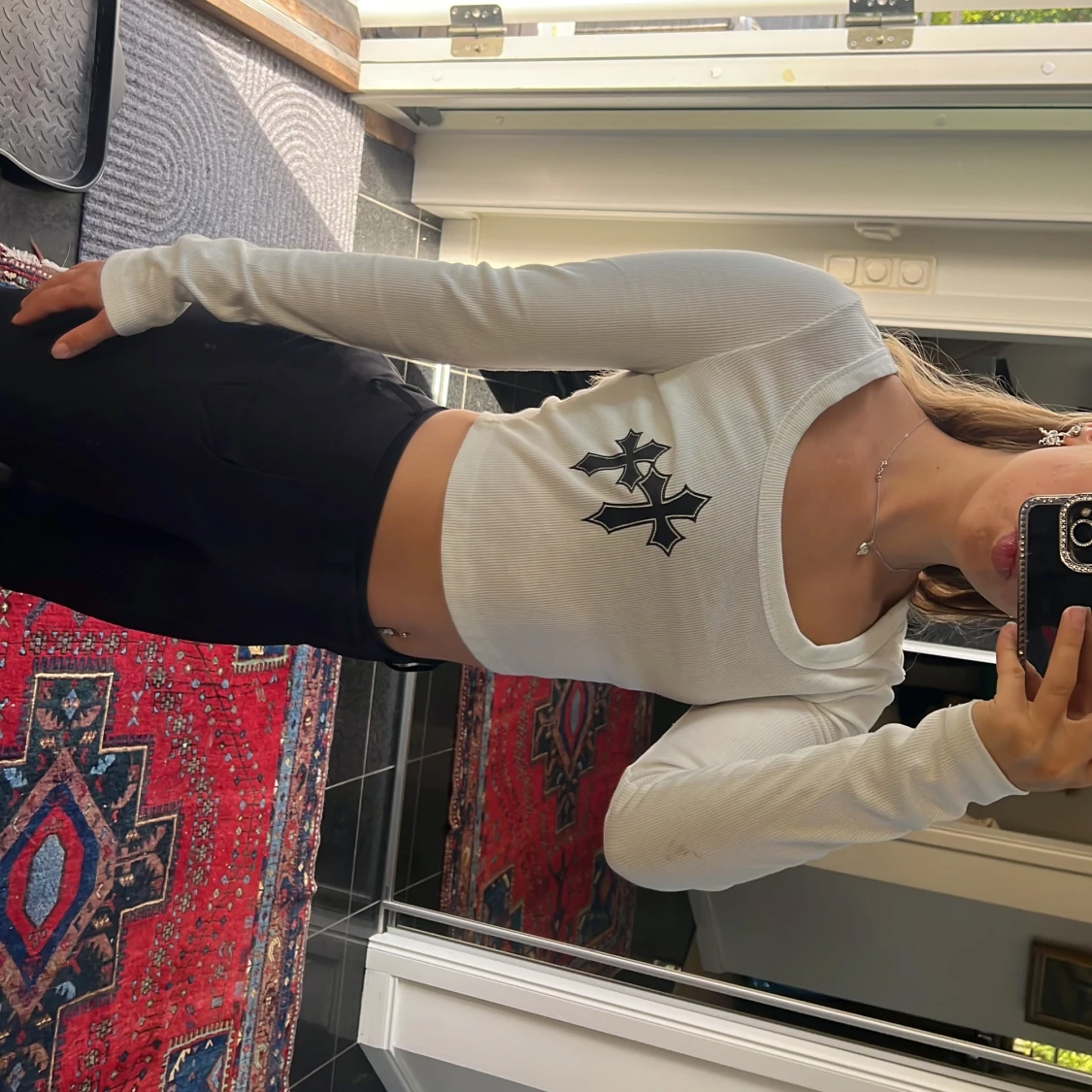 Vit långärmad topp med kors  - 2