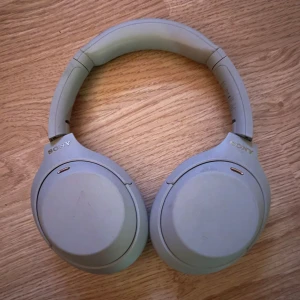 Sony WH-1000XM4 - Sony WH-1000XM4 trådlösa over-ear hörlurar med aktiv brusreducering. Fint skick, mindre ytliga märken på kåporna och viss användning synlig på öronkuddarna. Levereras med original fodral och tillbehör. Perfekt för musik och resor. Allt fungerar som det ska men säljer för jag inte använder de längre. Skriv om ni har några frågor