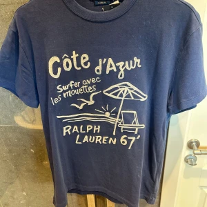 Blå t-shirt från Polo Ralph Lauren - Snygg blå t-shirt från Polo Ralph Lauren, XS men passar mig som är 180 perfekt! Perfekt till en go höst outfit, ny pris 1800-2000kr, ge gärna prisförslag!