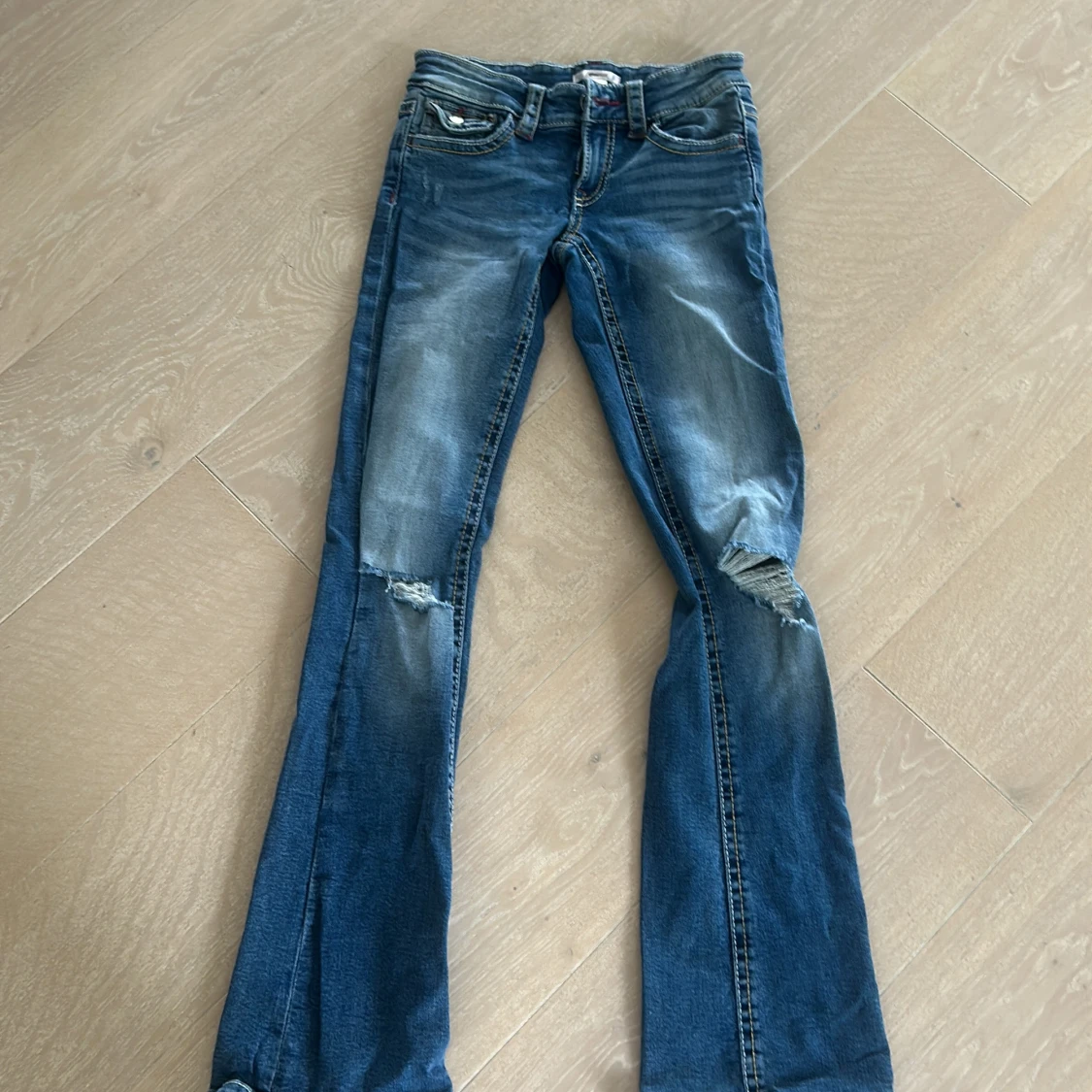Blå bootcut jeans från Gina Tricot