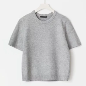 Gina tricot Ljusgrå stickad kortärmad tröja - Supermysig ljusgrå stickad tröja med korta ärmar och ribbade kanter vid hals, ärmslut och nederkant. Perfekt för lager-på-lager och chill vibes. Enkel och stilren design som funkar till det mesta.